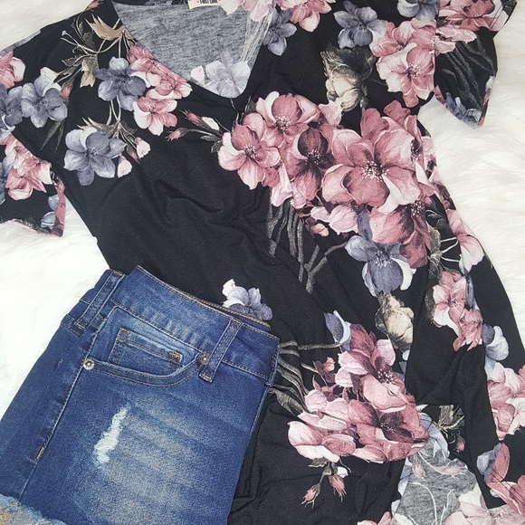 Last 1!!Black Floral Top Small - Picture 2 of 3